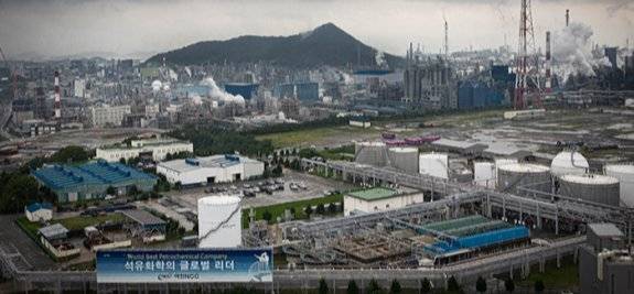 여수국가산업단지 전경. 흰 연기가 피어오르고 있는 곳이 가동 중인 공장이다. 박해윤 기자