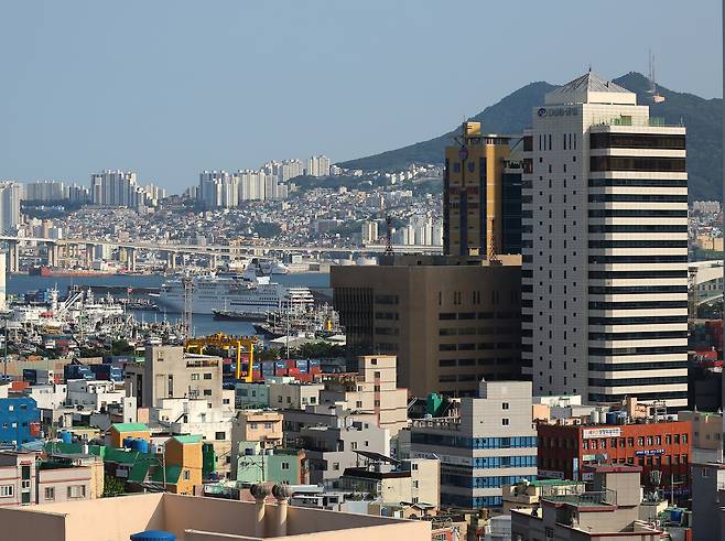 해양수산부의 임시 청사인 부산 동구의 IM빌딩(오른쪽 흰색 건물).ⓒ연합뉴스