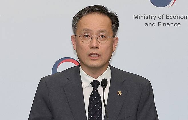 7월29일 이형일 기획재정부 1차관(가운데)이 정부세종청사에서 2025 세제개편안 브리핑을 하고 있다. ⓒ연합뉴스