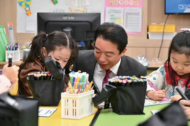 최학범 경남도의회 의장이 지난 3월 늘봄(돌봄) 교실 운영을 점검하기 위해 경남 고성초등학교를 방문해 아이들과 이야기를 나누고 있다. ⓒ경남도의회 제공