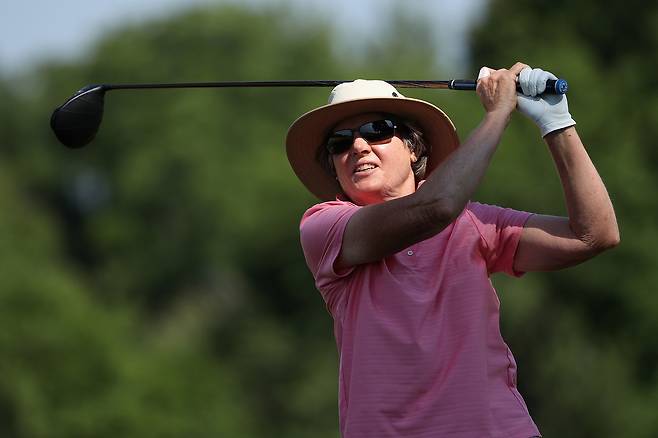 바버라 목스니스가 2018년 7월 열린 제1회 US 시니어 여자오픈 2라운드 도중 18번 홀에서 티샷을 하고 있다. 게티이미지코리아