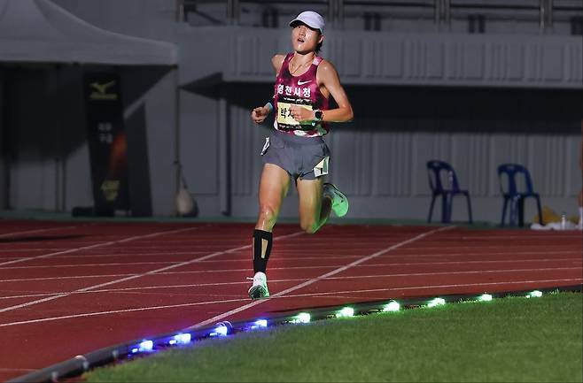 영천시청 박재우가 지난 23일 강원 정선종합운동장에서 열린 라이트 랩 2025 정선 남자 5000m에서 웨이브 라이트를 따라 뛰고 있다. 대한육상연맹