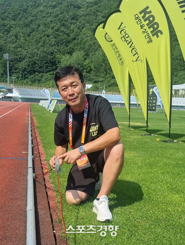 대회 조직위원장인 김재룡 한국전력 감독이 웨이브 라이트를 설명하고 있다. 김세훈 기자