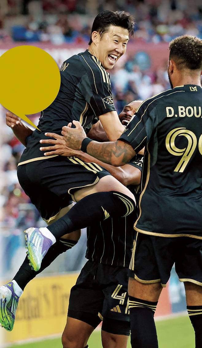 LAFC 손흥민이 24일 FC 댈러스와의 MLS 축구 경기에서 전반전 득점 후 팀 동료들과 함께 기뻐하고 있다. 로이터연합뉴스