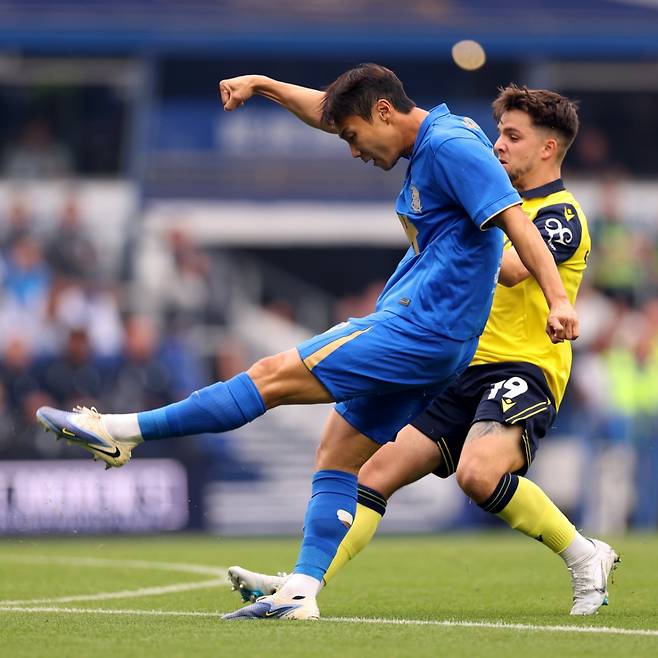 버밍엄 시티 백승호가 23일(한국시간) 영국 버밍엄의 세인트앤드루스 스타디움에서 열린 옥스퍼드 유나이티드에서 왼발 슈팅을 시도하고 있다. /사진=버밍엄 시티 SNS 캡처
