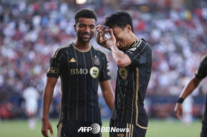 로스앤젤레스(LA)FC 손흥민(오른쪽)이 24일 미국 텍사스주 댈러스의 도요타 스타디움에서 열린 FC댈러스와의 2025 미국 프로축구 메이저리그사커(MLS) 28라운드에서 골을 터뜨린 뒤 골 세리머니를 하고 있다. /AFPBBNews=뉴스1