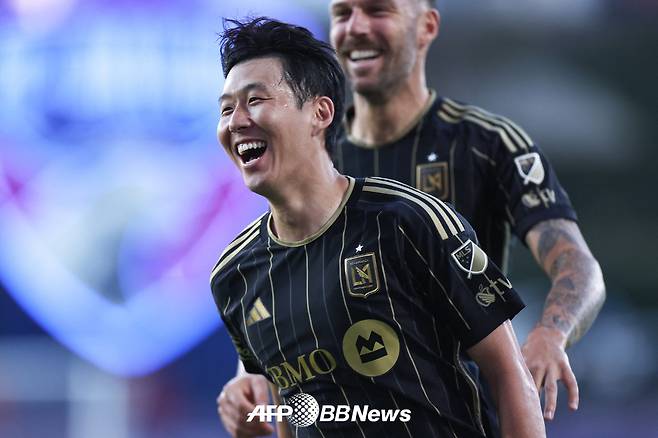 로스앤젤레스(LA)FC 손흥민이 24일 미국 텍사스주 댈러스의 도요타 스타디움에서 열린 FC댈러스와의 2025 미국 프로축구 메이저리그사커(MLS) 28라운드에서 골을 터뜨린 뒤 기뻐하고 있다. /AFPBBNews=뉴스1