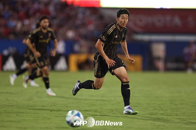 24일(한국시간) 미국 텍사스주 댈러스의 도요타 스타디움에서 열린 2025 MLS 정규리그 28라운드 원정경기 FC댈러스전에 출전한 로스앤젤레스(LA)FC 손흥민. /AFPBBNews=뉴스1