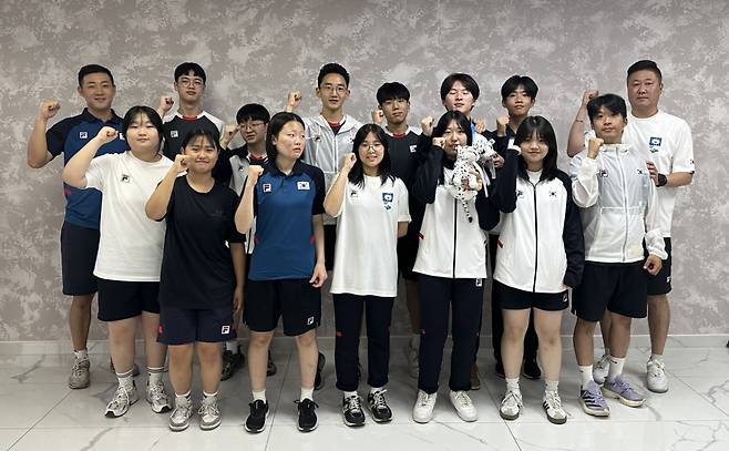 제16회 심켄트 아시아사격선수권대회를 마치고 24일 귀국길에 오른 청소년 대표팀 김경재 감독(맨 오른쪽)과 선수들. /사진=대한사격연맹 제공