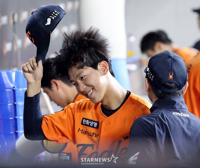[영상]짠한 순간 '한화 6연패탈출 해낸 황준서 두손 꼭 잡은 양상문 코치'