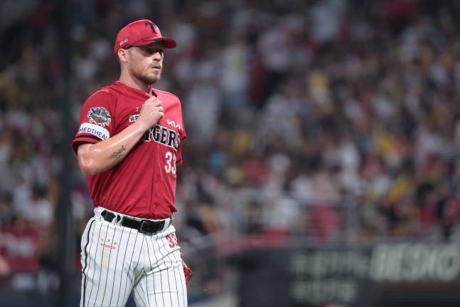 KIA 애덤 올러가 24일 광주 LG전에서 역투 후 내려오고 있다. /사진=KIA 타이거즈 제공