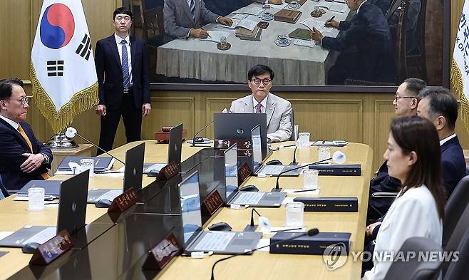 금융통화위원회 주재하는 이창용 총재 (서울=연합뉴스) 이창용 한국은행 총재가 10일 서울 중구 한국은행에서 열린 금융통화위원회를 주재하고 있다. 2025.7.10 [사진공동취재단] photo@yna.co.kr