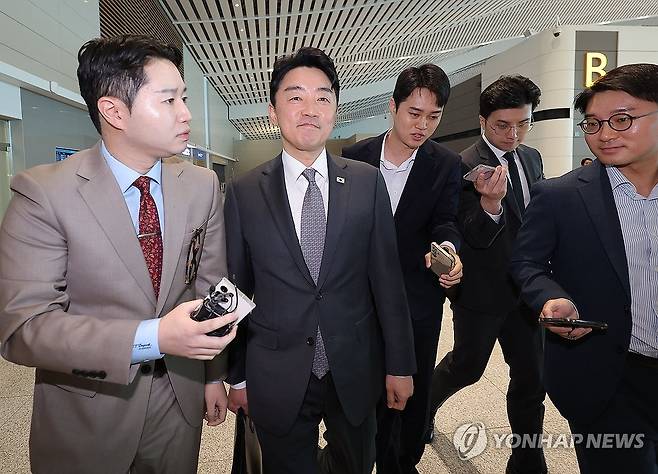 출국하는 대통령 비서실장 (영종도=연합뉴스) 류영석 기자 = 강훈식 대통령 비서실장이 24일 이재명 대통령의 미국 순방길 동행을 위해 인천국제공항 제2여객터미널을 통해 출국하고 있다. 2025.8.24 ondol@yna.co.kr