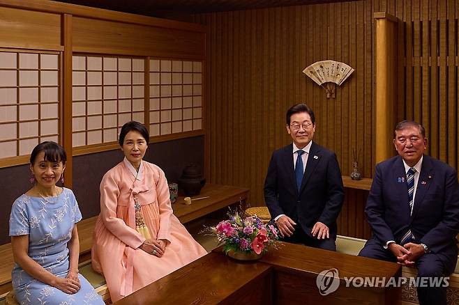이재명 대통령 부부, 이시바 일본 총리 부부와 기념촬영 (도쿄=연합뉴스) 홍해인 기자 = 1박2일 일정으로 일본을 방문한 이재명 대통령과 김혜경 여사가 23일 일본 도쿄 총리 관저에서  이시바 시게루 일본 총리, 부인 이시바 요시코 여사와 양국 정상 부부 친교 행사를 하며 기념촬영을 하고 있다. 2025.8.24 [공동취재] hihong@yna.co.kr