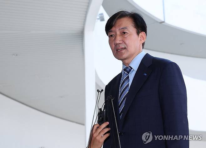 부산민주공원 찾은 조국 (부산=연합뉴스) 손형주 기자 = 조국혁신당 조국 전 대표가 24일 부산 중구 부산민주공원에서 취재진 질문에 답하고 있다. 부산민주공원은 조 전 대표가 조국혁신당 창당 선언을 한 장소다. 2025.8.24 handbrother@yna.co.kr