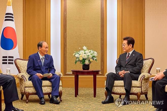 이재명 대통령, 일한의원연맹 의원단 접견 (도쿄=연합뉴스) 홍해인 기자 = 이재명 대통령이 24일 일본 도쿄의 한 호텔에서 일한의원연맹 회장인 스가 요시히데 전 일본 총리 등 의원단을 접견하고 있다. 2025.8.24 [공동취재] hihong@yna.co.kr