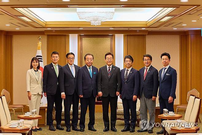 이재명 대통령, 일본 입헌민주당 의원단 접견 (도쿄=연합뉴스) 홍해인 기자 = 이재명 대통령이 24일 일본 도쿄의 한 호텔에서 노다 요시히코 입헌민주당 대표 등 의원단을 접견하고 있다. 2025.8.24 [공동취재] hihong@yna.co.kr