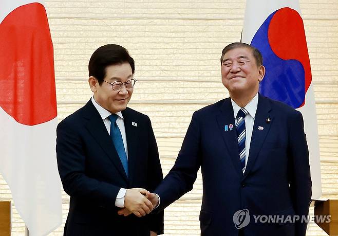 한일 정상, 공동 언론 발표 마치며 악수 (도쿄=연합뉴스) 홍해인 기자 = 이재명 대통령과 이시바 시게루 일본 총리가 23일 일본 도쿄 총리 관저에서 열린 한일 정상 공동 언론 발표를 마친 뒤 악수하고 있다. 2025.8.23 hihong@yna.co.kr