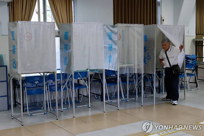 대만 3호 원전 재가동 국민투표에 참여한 유권자 [EPA 연합뉴스 자료사진. 재판매 및 DB 금지]