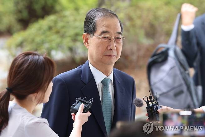 한덕수 전 총리, 특검 출석 (서울=연합뉴스) 서대연 기자 = 한덕수 전 국무총리가 22일 '12·3 비상계엄' 관련 내란·외환 사건을 수사하는 조은석 특별검사팀 사무실이 마련된 서울 서초구 서울고등검찰청으로 출석하고 있다. 2025.8.22 dwise@yna.co.kr