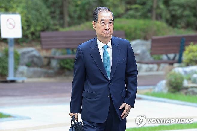 서울고검 도착한 한덕수 전 총리 (서울=연합뉴스) 서대연 기자 = 한덕수 전 국무총리가 22일 '12·3 비상계엄' 관련 내란·외환 사건을 수사하는 조은석 특별검사팀 사무실이 마련된 서울 서초구 서울고등검찰청으로 출석하고 있다. 2025.8.22 dwise@yna.co.kr