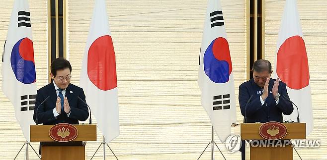 박수치는 한일정상 (도쿄=연합뉴스) 홍해인 기자 = 이재명 대통령과 이시바 시게루 일본 총리가 23일 일본 도쿄 총리 관저에서 한일 정상 공동 언론 발표를 마친 뒤 박수치고 있다. 2025.8.23 hihong@yna.co.kr