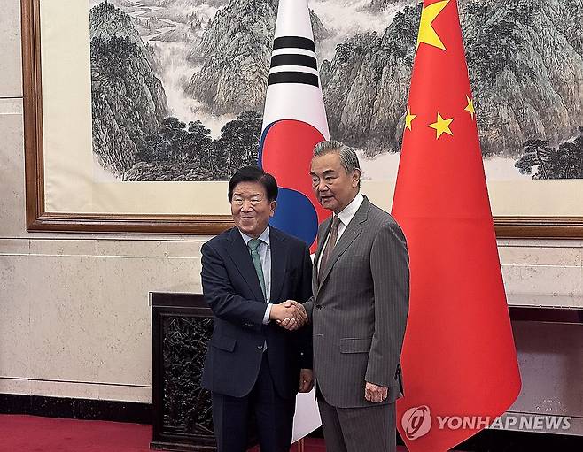 악수하는 박병석 특사단장-왕이 외교부장 (서울=연합뉴스) 대통령 특사단장인 박병석 전 국회의장(왼쪽)과 왕이 중국공산당 중앙외사판공실 주임 겸 외교부장이 24일 베이징에서 만나 악수를 하고 있다.  2025.8.24 [베이징특파원 공동취재단. 재판매 및 DB 금지] photo@yna.co.kr