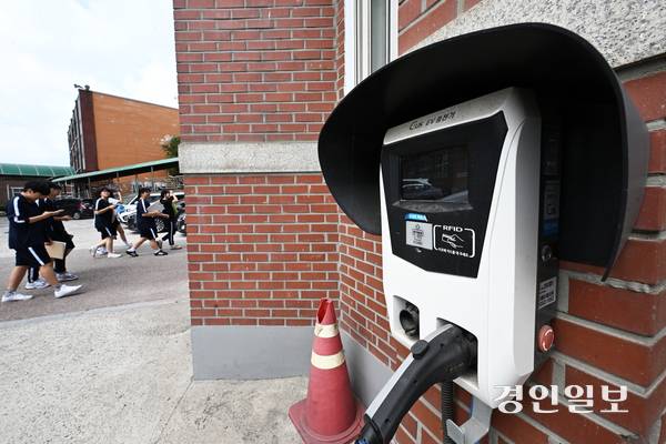 경기도내 학교에 설치된 전기자동차 충전시설이 이용 저조와 안전 문제 이유로 애물단지로 전락해 대책 마련이 시급하다는 지적이다. 사진은 25일 수원시내 한 고등학교에 설치된 전기자동차 충전시설. 2025.8.25 /최은성기자 ces7198@kyeongin.com