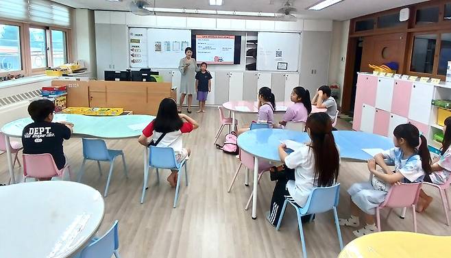 ▲&nbsp;고양 율동초에서 'Why UP 영어 공유학교'를 진행하고 있다./사진제공=율동초등학교