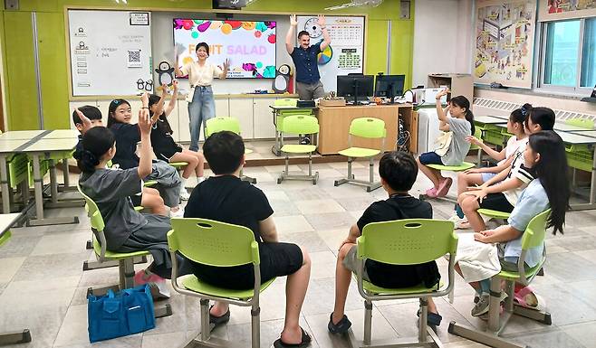 ▲&nbsp;고양 율동초에서 'Why UP 영어 공유학교'를 진행하고 있다./사진제공=율동초등학교