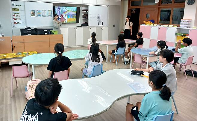 ▲&nbsp;고양 율동초에서 'Why UP 영어 공유학교'를 진행하고 있다./사진제공=율동초등학교