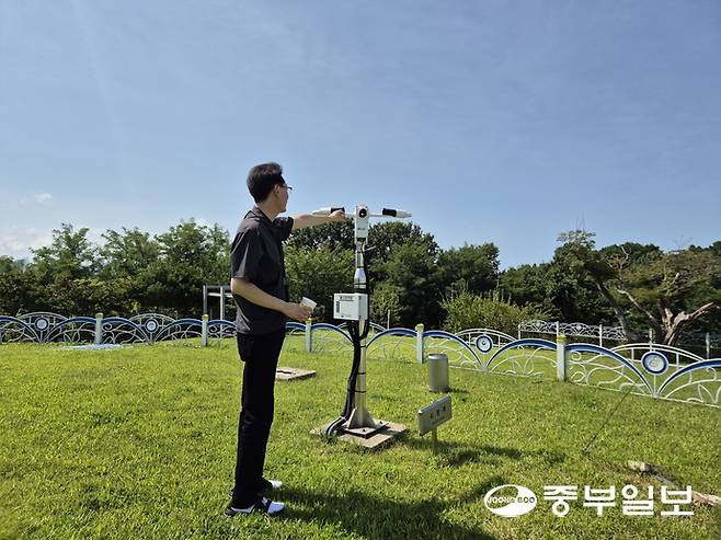 25일 인천기상대에서 김훈상 대장이 정규 관측 장비 중 하나인 시정계를 살펴보고 있다. 시정계는 공기의 투명도를 측정하는 기계다. 강현수기자