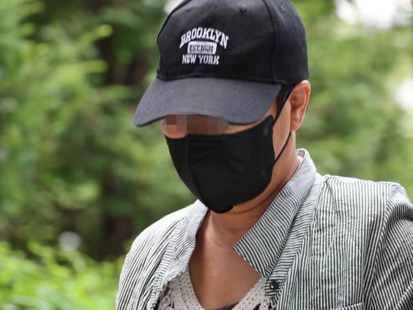 남편의 중요 부위 절단한 아내가 구속심사에 출석하고 있다. [사진 = 연합뉴스]