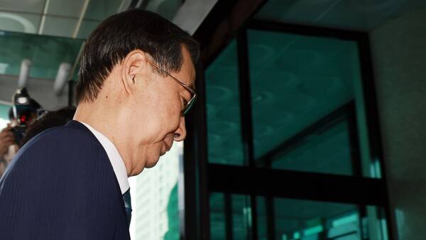 12·3 비상계엄 사태에 가담·방조한 혐의를 받는&nbsp;한덕수&nbsp;전 국무총리가 지난 19일 서울 서초구 서울고검에 마련된 조은석 내란특별검사팀에 출석하고 있다.