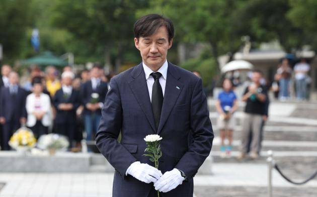 조국혁신당 조국 혁신정책연구원장이 25일 오전 경남 김해시 진영읍 봉하마을 노무현 전 대통령 묘역을 참배하고 있다./연합뉴스