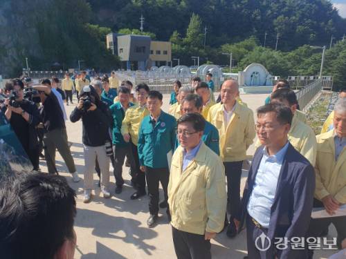 ◇김성환 환경부 장관은 지난 22일 강릉을 찾아 가뭄 상황을 확인하고 도암댐 활용 방안을 살펴봤다. 사진=권순찬기자