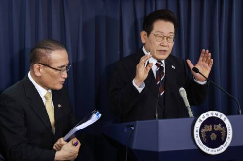 ◇이재명 대통령이 24일(현지시간) 일본 도쿄 하네다공항 이륙 뒤 한미 정상회담을 위해 미국 워싱턴DC로 향하는 공군 1호기 기내에서 기자간담회를 하며 취재진의 질문에 답하고 있다. 이 대통령 왼쪽은 위성락 국가안보실장. 사진=연합뉴스