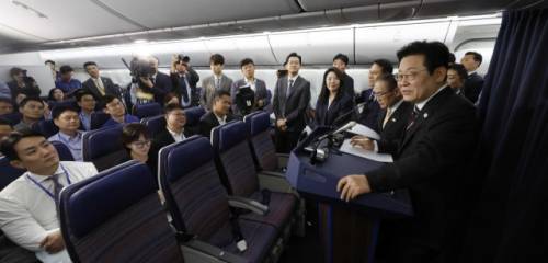 이재명 대통령이 24일(현지시간) 일본 도쿄 하네다공항 이륙 뒤 미국 워싱턴DC로 향하는 공군 1호기 기내에서 기자간담회를 하고 있다. 연합뉴스