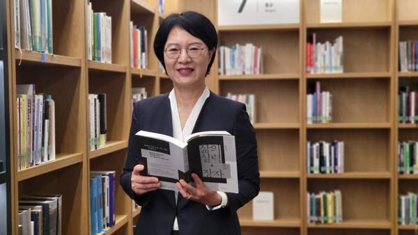 정미영 국회부산도서관장이 국회부산도서관 서가에서 "책은 그저 활자가 아닌 사람을 성장시키는 힘"이라고 말했다.