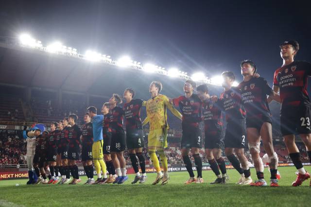 24일 전북 현대를 꺾은 포항 스틸러스 선수들이 경기 직후 단체로 승리의 세리머니를 펼치고 있다. 한국프로축구연맹 제공