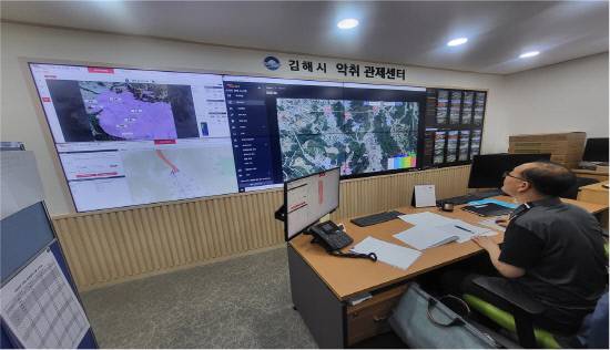 김해시가 지역의 축산 악취를 관리하기 위해 시청 내에 운영 중인 '악취통합관제센터' 내부 모습. 사진=김해시