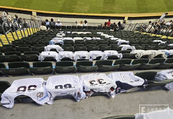 조성환 두산 감독대행을 응원하는 외야 티셔츠 행렬의 다른 각도. (사진=스포츠춘추 황혜정 기자)