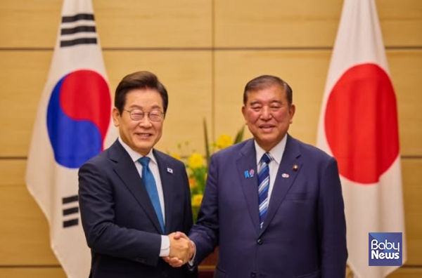 이재명 대통령이 23일 일본 도쿄 총리 관저에서 이시바 시게루 일본 총리와 악수하고 있다. ⓒ이재명 대통령 페이스북 갈무리&nbsp;