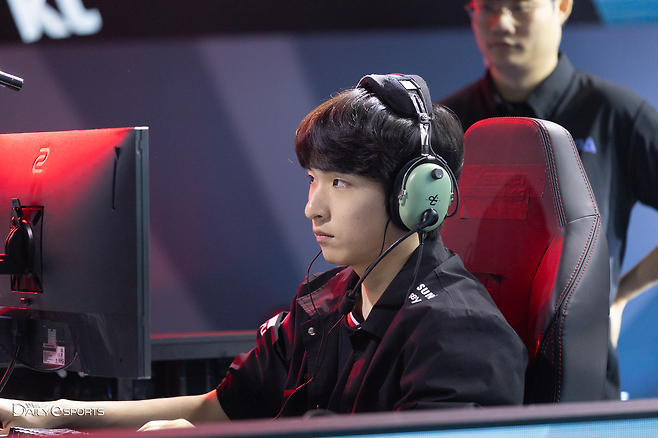 T1의 '유민' 김유민이 패승승으로 통신사 맞대결을 승리했다.