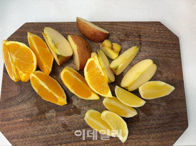 키트 내용물을 잘게 잘랐을 때 모습. 통으로 넣어도 착즙에는 상관이 없다.(사진=김혜미 기자)