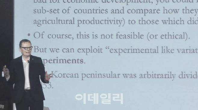 로빈슨 교수는 한국이 포용적인 제도를 바탕으로 급속한 경제 발전과 혁신에 성공했다고 평가했다.