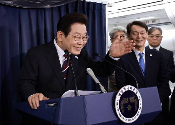 이재명 대통령이 24일(현지시간) 일본 도쿄 하네다공항 이륙 뒤 한미 정상회담을 위해 미국 워싱턴DC로 향하는 공군 1호기 기내에서 기자간담회를 하며 취재진의 질문을 받고 있다. (사진=연합뉴스)