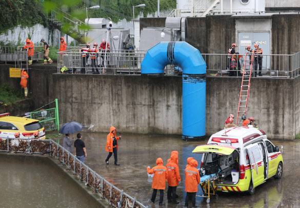 25일 서울 강서구 염창동 맨홀에서 작업자 한 명이 내부로 휩쓸려 가는 사고가 발생, 관계자들이 가양빗물펌프장에서 구조 작업을 하고 있다.(사진=연합뉴스)