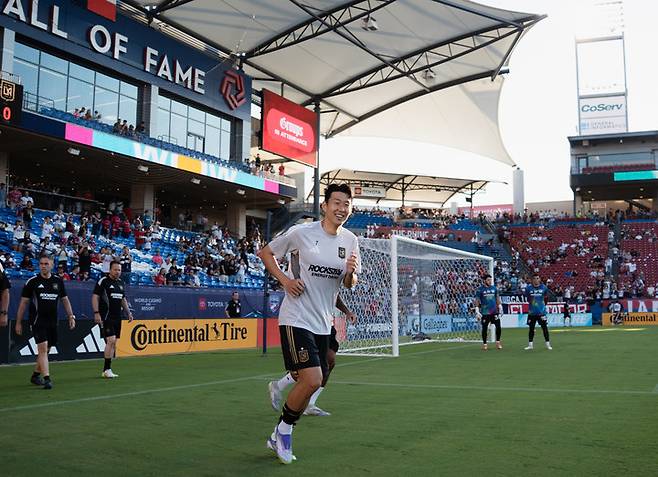 ('연습은 즐겁게!' 손흥민이 가볍게 몸을 풀며 달라스 원정경기를 준비하고 있다)