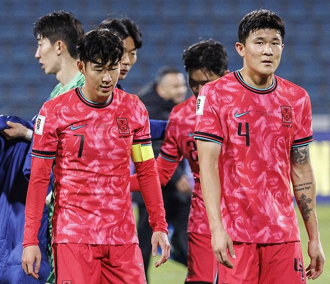 한국 축구 대표팀에서 활약한 손흥민-김민재(우측)
